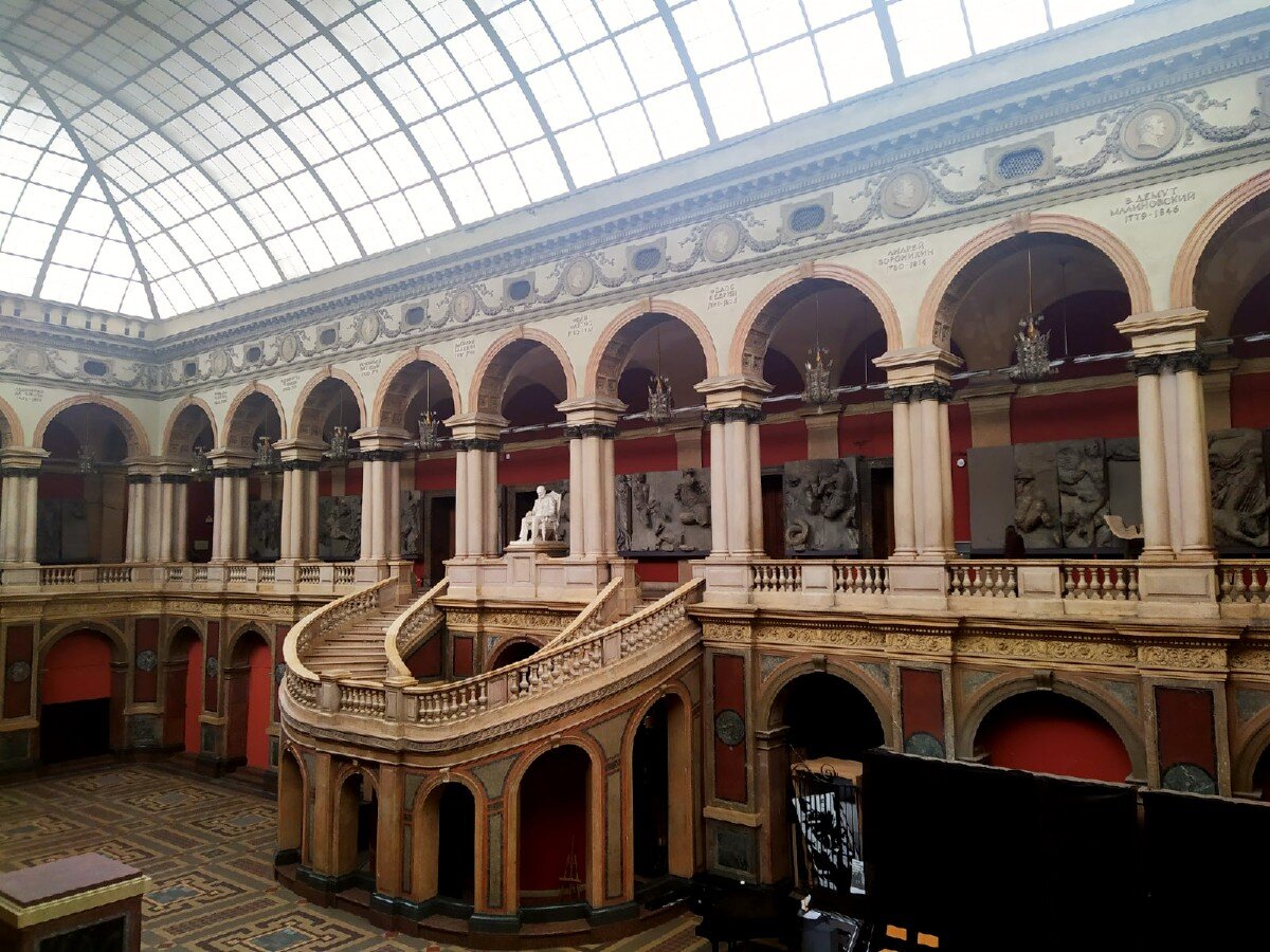 Большой выставочный зал