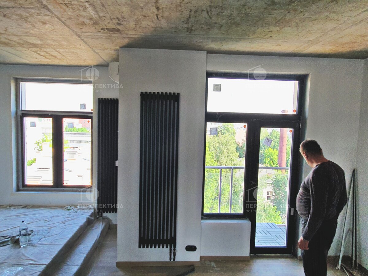 Работа компании "Перспектива Остекление" - установка нового окна и балконного блока, окрашенного в чёрный цвет.