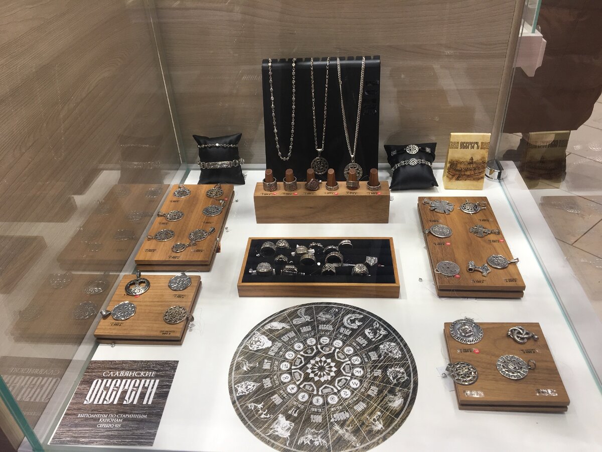 Витрина Санлайт со славянской тематикой.Фото автора.