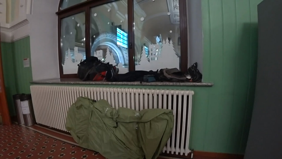 Упакованный велосипед в тент из под палатки