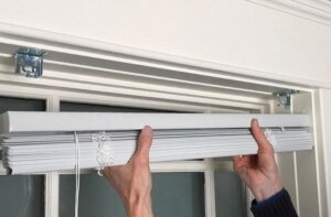 В зависимости от того, какой вид застёжки используется в горизонтальной конструкции, снимают их по-разному: