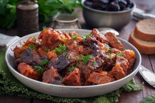 Рецепт говядины, тушенной с черносливом и капустой: секреты приготовления на сайте XYZ