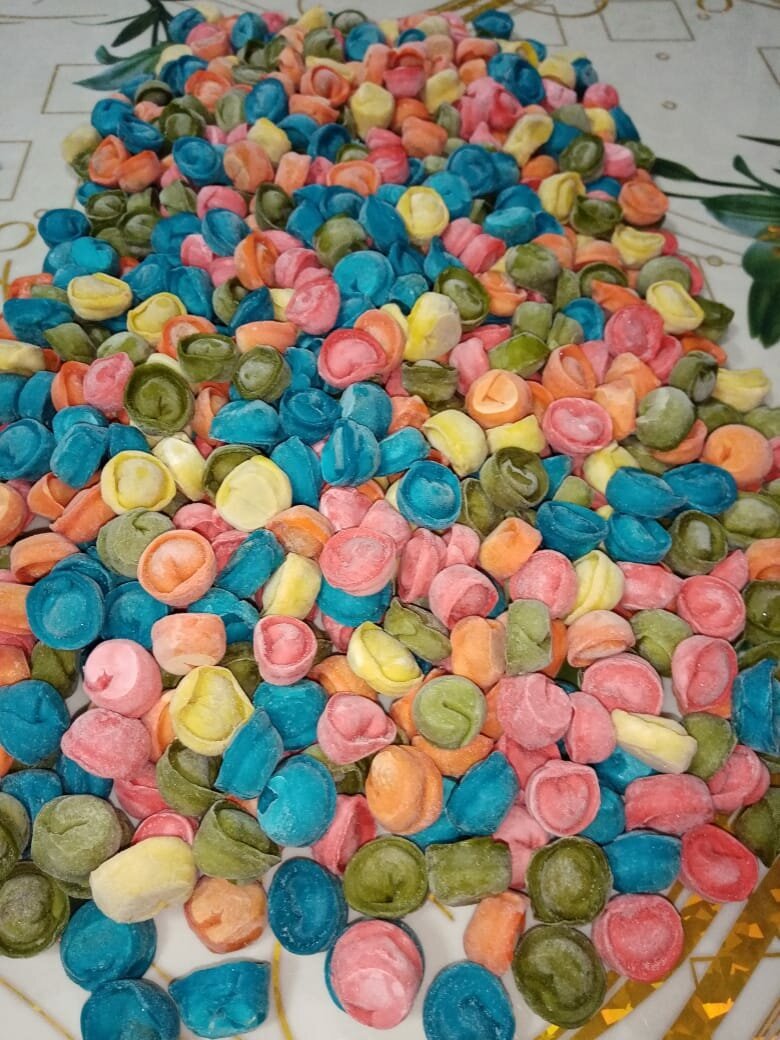 Цветные пельмени. У нас в городе такие делают на дому, и продают по 400 рублей за килограмм. Попробовать не рискнула, для меня обычные, домашние пельмени лучше всего