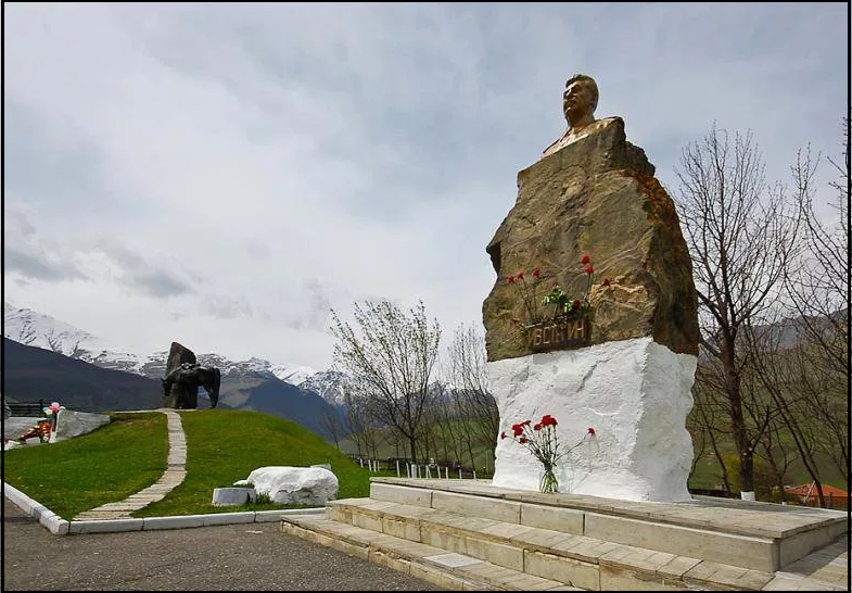 Где памятник бодрову. Северная Осетия памятник Бодрову. Северная Осетия памятники колка. Кармадонское ущелье Бодров памятник. Памятник Сергею Бодрову в Северной Осетии.