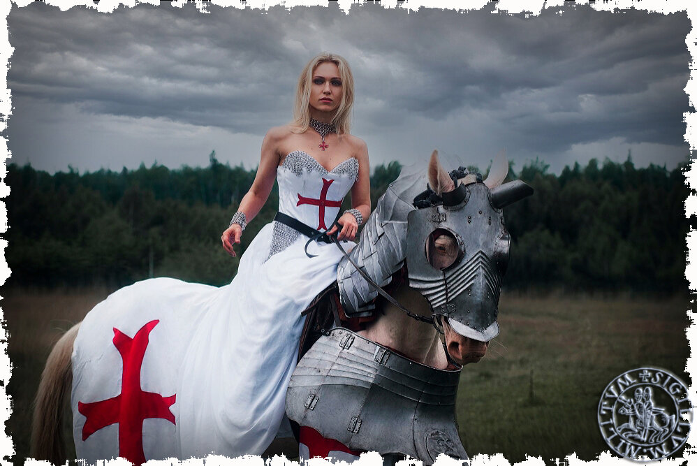 Современная реконструкция. Девушка тамплиер верхом на коне. Фото: pinterest.ru