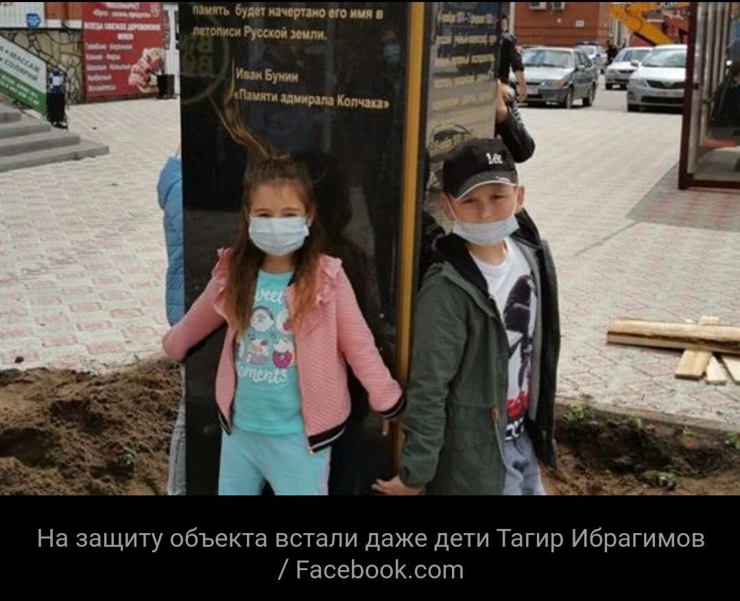 Заметим - на постаменте слова русского писателя Ивана Бунина. Какие "писатели" у обратной стороны - я повествую сейчас каждый день