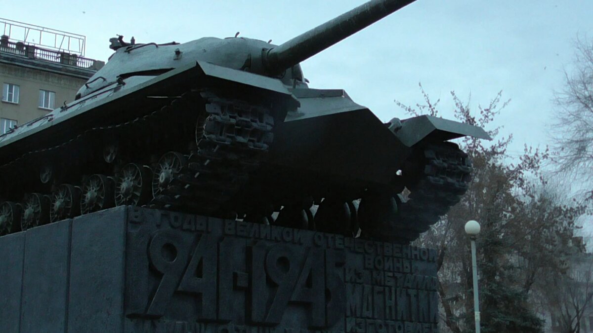 Что за танк? Т-10 или ИС-3? Мнения горожан по этому поводу разнятся