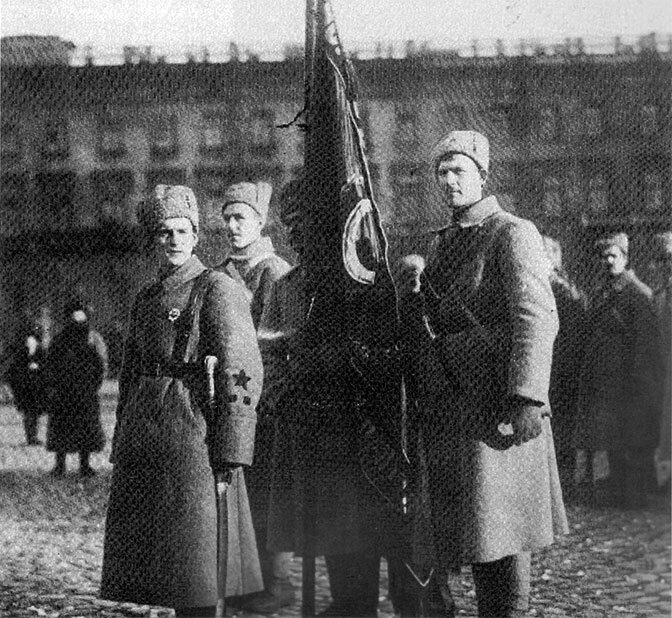 фото 1919 г. - коммунистический батальон перед отправкой на фронт, у командира слева на грудикрасноармейский знак и на рукаве четко видны знаки различия (ротный командир или заместитель комбата)