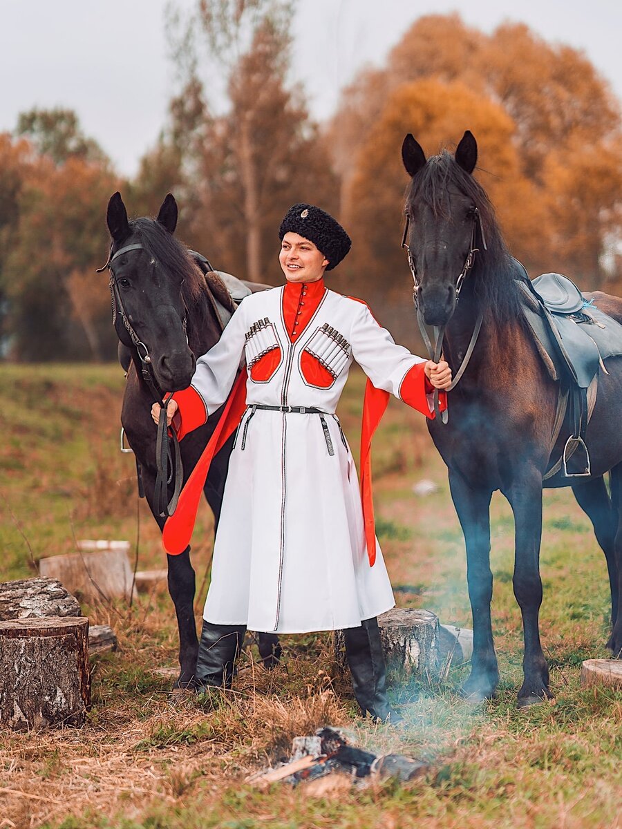 В декабрьском выпуске журнала Theory & Psychology за 2013 год Курт Данцигер и Дэниел Н. Робинсон обсуждали природу дисциплинарной истории психологии. Для тех, кто не знаком с именами, оба являются выдающимися учеными в истории психологии. Обмен сводится к тому, что Данцигер обвиняет Робинсона в создании романтизированной истории психологии, связывая дисциплину с древнегреческой философией. Чего Данцигер не может простить таким способом написания истории науки, так это идеи концепции, которая остается неизменной на протяжении всей истории, а затем находит свое отражение в психологии. Например (Данцигер, 2013, с. 835): Такое понимание истории психологии всегда основывалось на вере в то, что концепция «человеческой природы» представляет некую исторически неизменную сущность, гарантирующую непрерывность, независимо от того, насколько велика пропасть, которая кажется разделяющей настоящее из далекого прошлого. Робинсон, в свою очередь, отвечает двумя статьями в том же номере, защищая свою позицию инсинуациями, что Данцигер и его сторонники недостаточно знакомы с работами Аристотеля, чтобы высказывать такую критику. Его репетиции, за исключением схоластической позерства, можно хорошо резюмировать с помощью предложения (Робинсон, 2013a, стр. 820): «Стоит отметить, чтобы прояснить, что прошлое может быть очень поучительным, но не причинно-следственным». Их обсуждение можно интерпретировать на абстрактном уровне как дискуссию между историком, рассматривающим историю дисциплины как непрерывность идей и практик (то есть прогрессом), в то время как другой рассматривает ее как серию историй со своими собственными контекстами, определения понятий и отсутствие очевидной преемственности от одного эпизода истории науки к другому.
При таком обмене естественно возникает вопрос: на чьей стороне? Вместо попытки ответить на этот вопрос я бы предложил использовать обсуждение Данцигера и Робинсона как отличную отправную точку для того, чтобы больше узнать об истории науки.
Обсуждение (Danziger, 2013; Robinson, 2013a; Robinson, 2013b) является примером двух способов написания науки, которые развились в двадцатом веке.
Первый подход - это то, что обычно называют презентизмом или историей вигов. Trudy Dehue (1995, стр. 17) описывает это следующим образом: «Истории вигов поддерживают самобытность этой области и поддерживают современные идеи на основе давних традиций». Они создают ощущение, что научная дисциплина уходит своими корнями в работу нескольких интеллектуальных праотцов, и, что более важно, что на протяжении всей истории дисциплины наблюдается явный прогресс до текущего состояния. Вигговские истории как таковые провозглашают текущее состояние научной дисциплины как конечный результат процесса, который все ближе и ближе ведет к более высоким стандартам научной практики. Таким образом, эти более высокие стандарты по определению являются тем, чего придерживаются современные историки ученые. Берт Теуниссен (2001, стр. 148) просто формулирует это так: «Прошлое оценивалось согласно современным критериям». Осмелюсь сказать, что этот стиль написания истории - это то, что студенты-психологи чаще всего воспринимают как историю своей дисциплины. Это великолепное повествование, в котором пионеры в этой области лучше понимают определение того, каким должно быть правильное психологическое исследование. От первой лаборатории Вундта до применения Скиннера строгого научного метода и когнитивной революции, открывающей черный ящик ментального. Эта история психологии представляет собой сложный и настойчивый марш прогресса. Конкретные шаги в этом марше обычно рассматриваются как предшественники законных научных стандартов сегодняшнего дня. Актеры в предыдущих эпизодах дисциплинарной истории являются «серьезными» учеными, поскольку они предвещают современное состояние дисциплины. Когда они не в состоянии вести себя в соответствии со стандартами научной практики, современными историкам, их считают любителями, еще не знакомыми с «надлежащим» способом исследования.
Подобный подход к написанию истории подвергался резкой критике в течение последних десятилетий, и это подводит нас ко второму способу написания истории психологии и науки в целом.
Примером такого рода критики является Курт Данцигер. Он предлагает иной способ проведения исторических исследований научных дисциплин, в частности психологии. В предисловии к своей книге Constructing the Subject, Данцигер описывает этот подход как тот, который «не принимает свою структуру проблем и предпосылок из области, которая является объектом исследования, но в настоящее время имеет тенденцию в значительной степени полагаться на по вопросам и концепциям, полученным в результате исследований по истории, философии и социологии науки». Таким образом, история научной дисциплины должна включать ее в контекст своего времени.