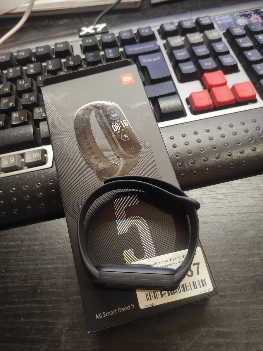 На фото фитнес браслет Mi Smart Band 5