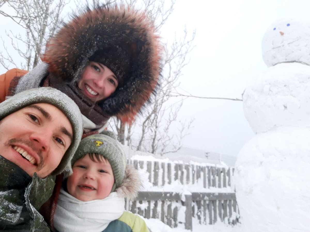 Я (Владимир), моя жена Ольга и сын Артем.  Построили 5 метрового снеговика!