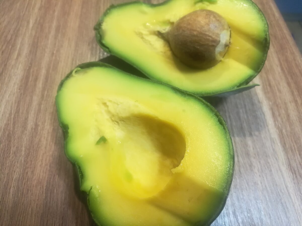 Половинки авокадо