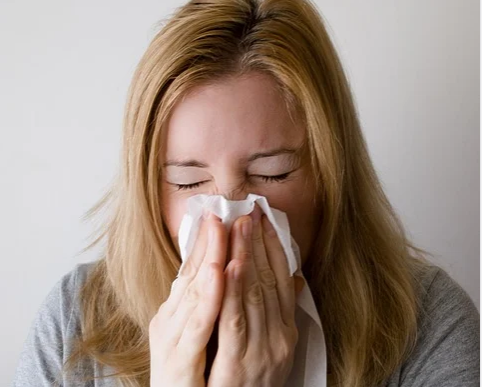 Почему мы чихаем при простуде и просто так: причины чихания, почему нельзя сдерживать чихание