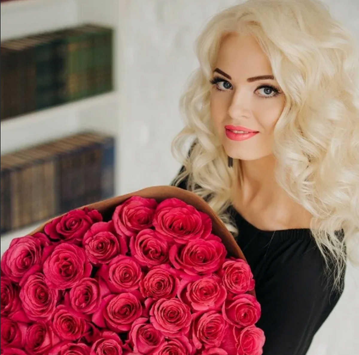 Розы красивые женщины. Блондинка с розами. Красивые блондинки с цветами. Блондинка с букетом роз. Девушка с розой.