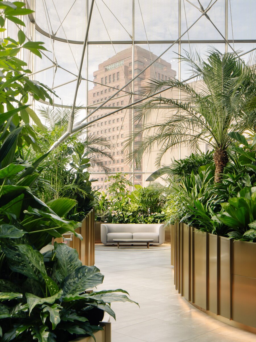 Традиционный интерьер остался в прошлом. Дизайнеры превратили банк в Сингапуре в настоящий сад