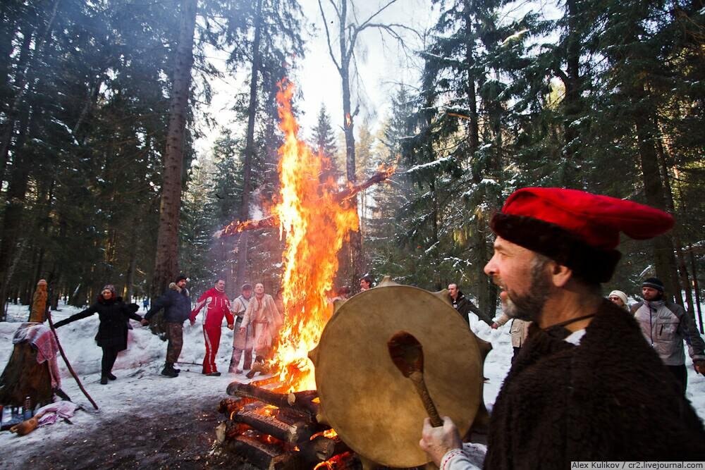 Масленица хоровод. Сжигание чучела масленицы. Масленица комоедица славянский праздник. Масленица комоедица славянский праздник. Языческая масленица.