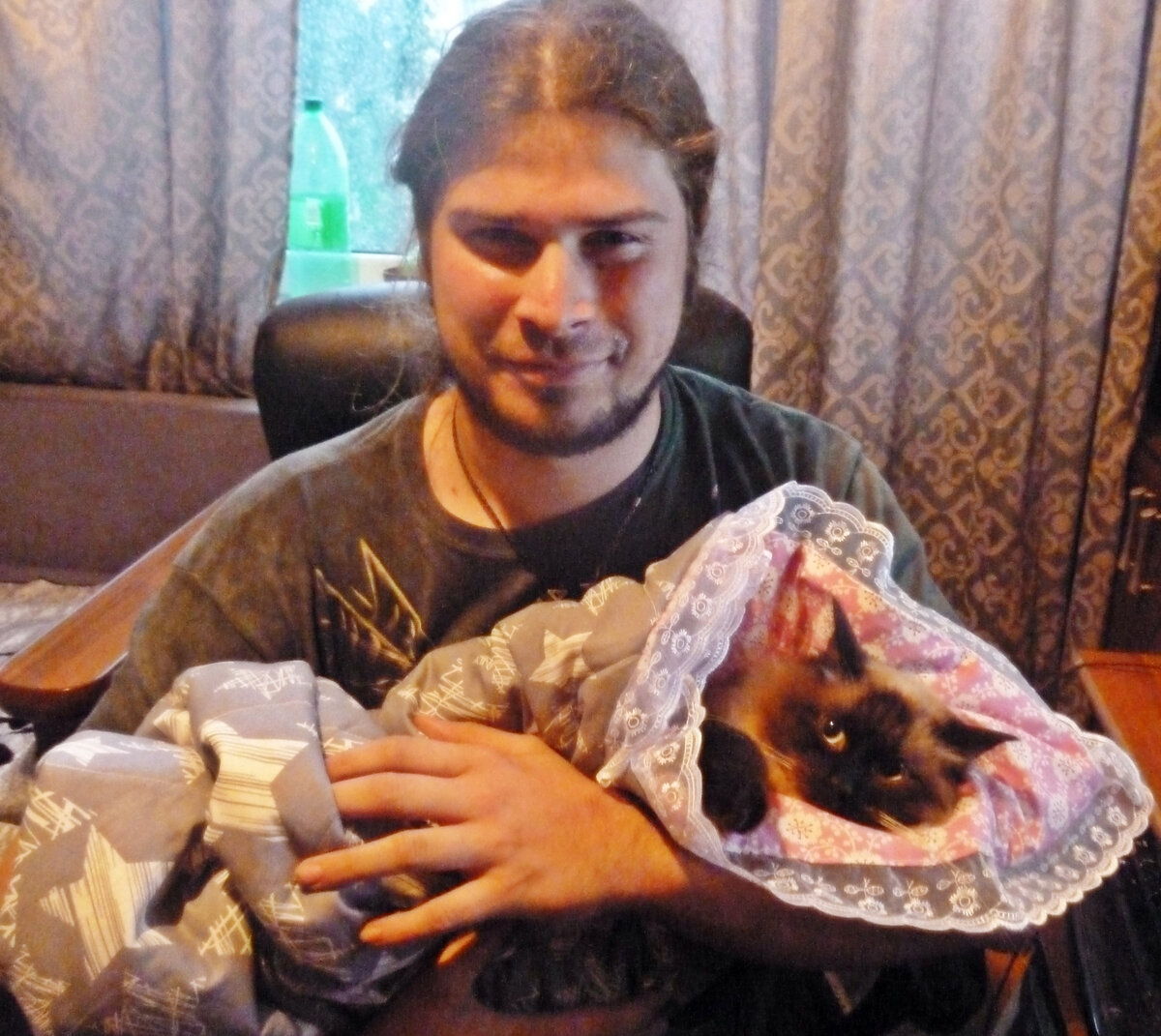 Папа практиковался пеленать кота)