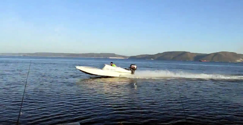 Трайдент мчит с рыбалки... Фото автора