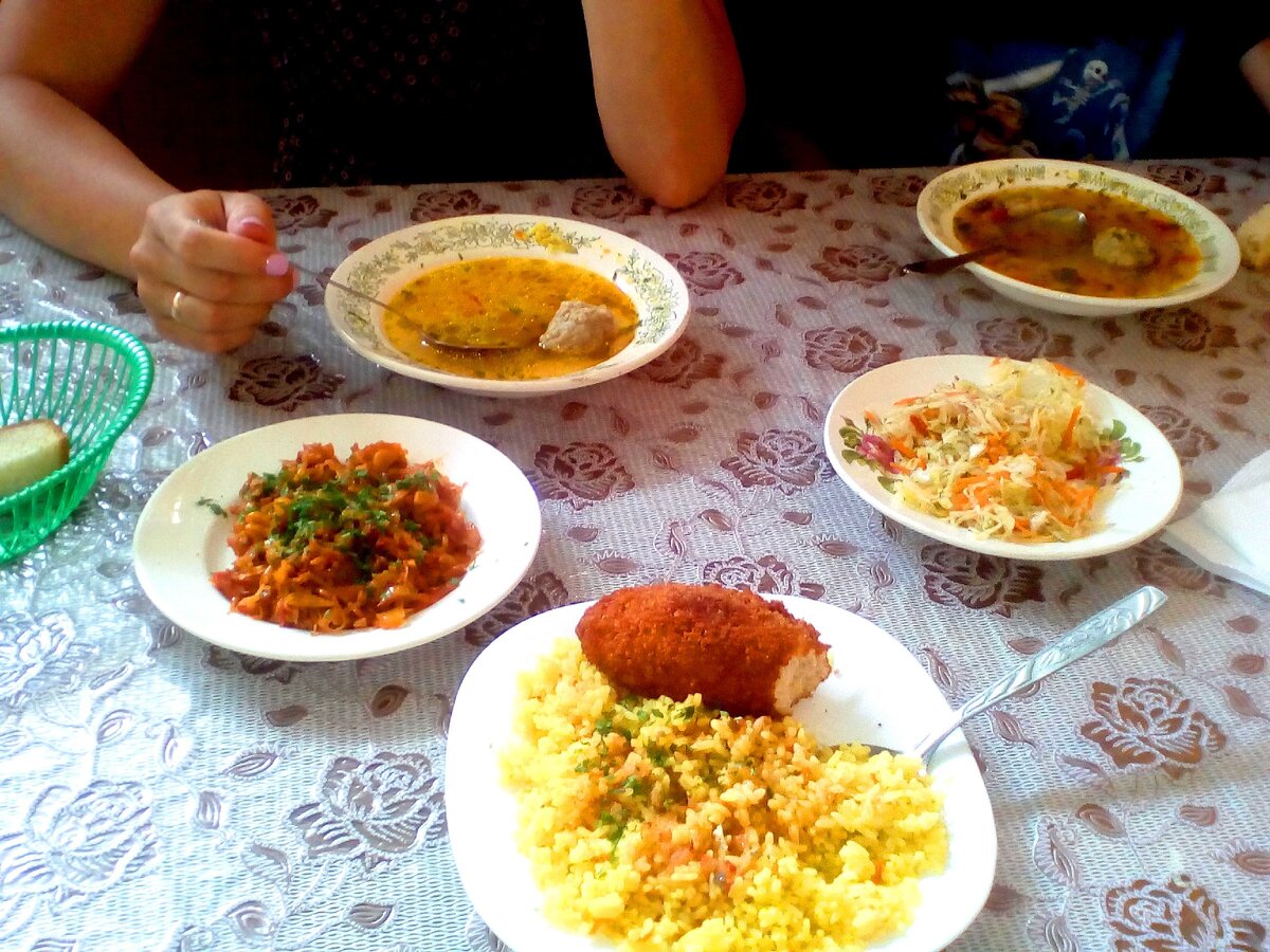 вот еда из столовой: котлета по киевски, плов, капуста, и суп. На троих вышло почти на 500 рублей