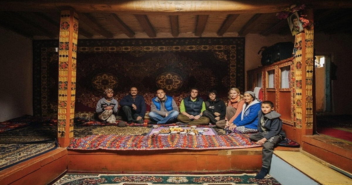 Жил был таджик. Дом таджиков. Таджикский дом внутри. Комната таджиков. Таджикское жилище внутри.