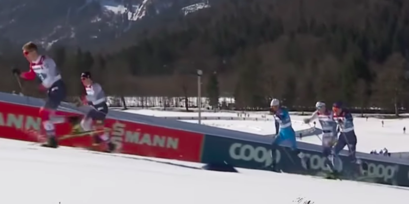 Напряженный момент гонки. Лыжники