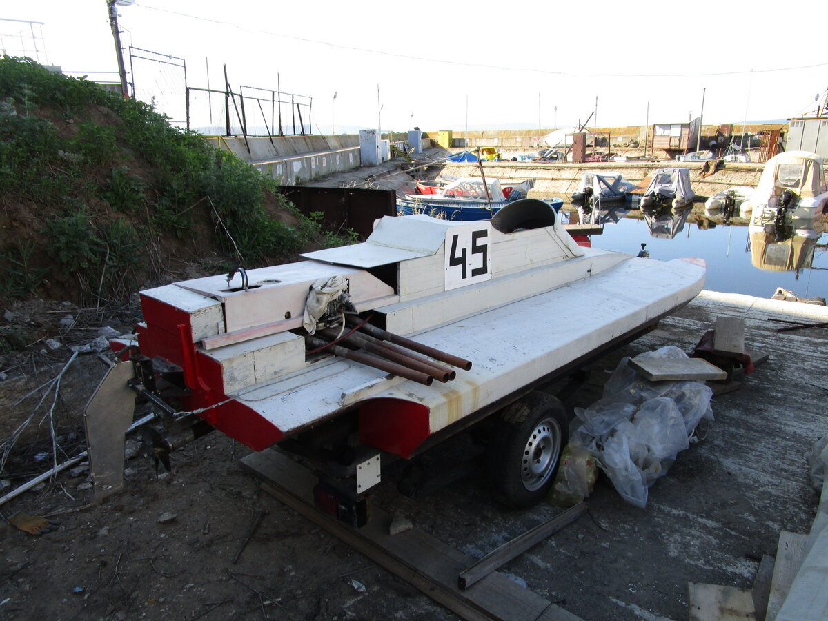 А так выглядит мой глиссер. Если кто не знает, прочесть статью можно по ссылке: https://zen.yandex.ru/media/trident_boat/volia-k-pobede-suscestvuet-stroiu-sportivnyi-katamaranglisser-r1500-5fb4ce7f392d4c199eb2dda9