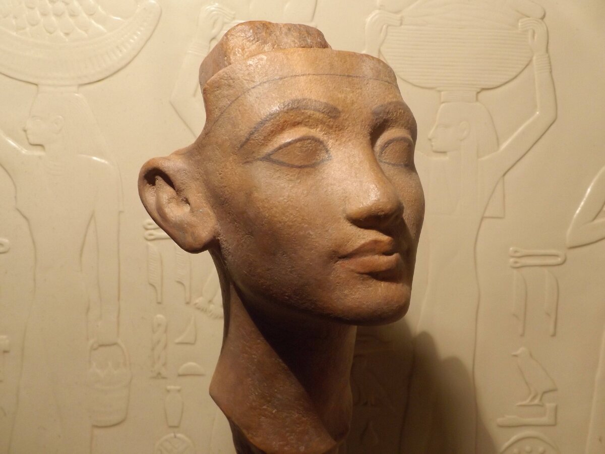 Скульптурный портрет Нефертити из песчаника 
