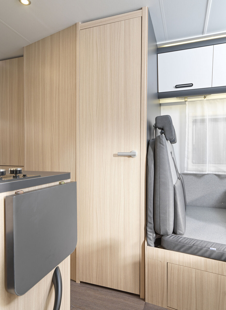 Возвращается обычная входная дверь.