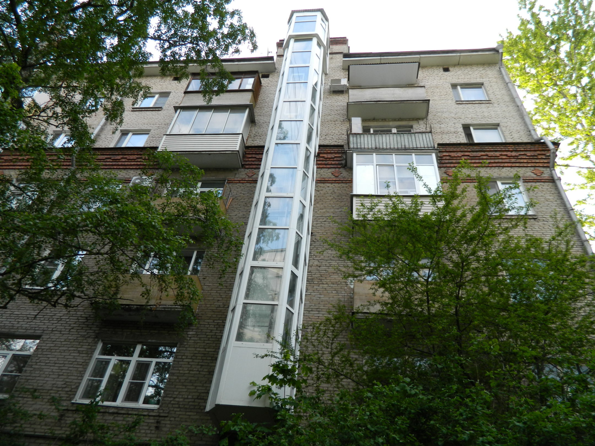 Пятиэтажка с лифтом в Москве. Пристройка лифта к пятиэтажке. Пристройка лифта к зданию. Внешний лифт в пятиэтажке.