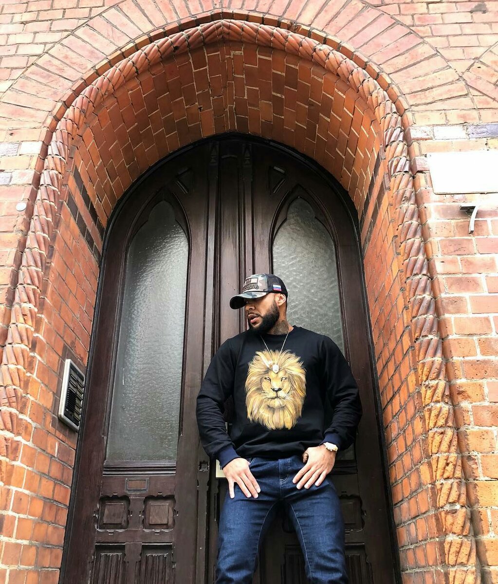 Когда на экраны вышел видеоклип на песню «Ты такой», в котором Дони Исламов снимался вместе с Натали, среди поклонников распространился слух, что музыканты – пара. Разумеется, эта информация оказалась ложной: у Натали прекрасная семья. А вот сам Достонбек не женат, а свои романтические отношения держит в строгом секрете.

Еще с детских лет, когда Дони успешно занимался боксом, музыкант сохранил большую любовь к спорту. Сегодня певец регулярно посещает тренажерный зал и поддерживает отличную спортивную форму.