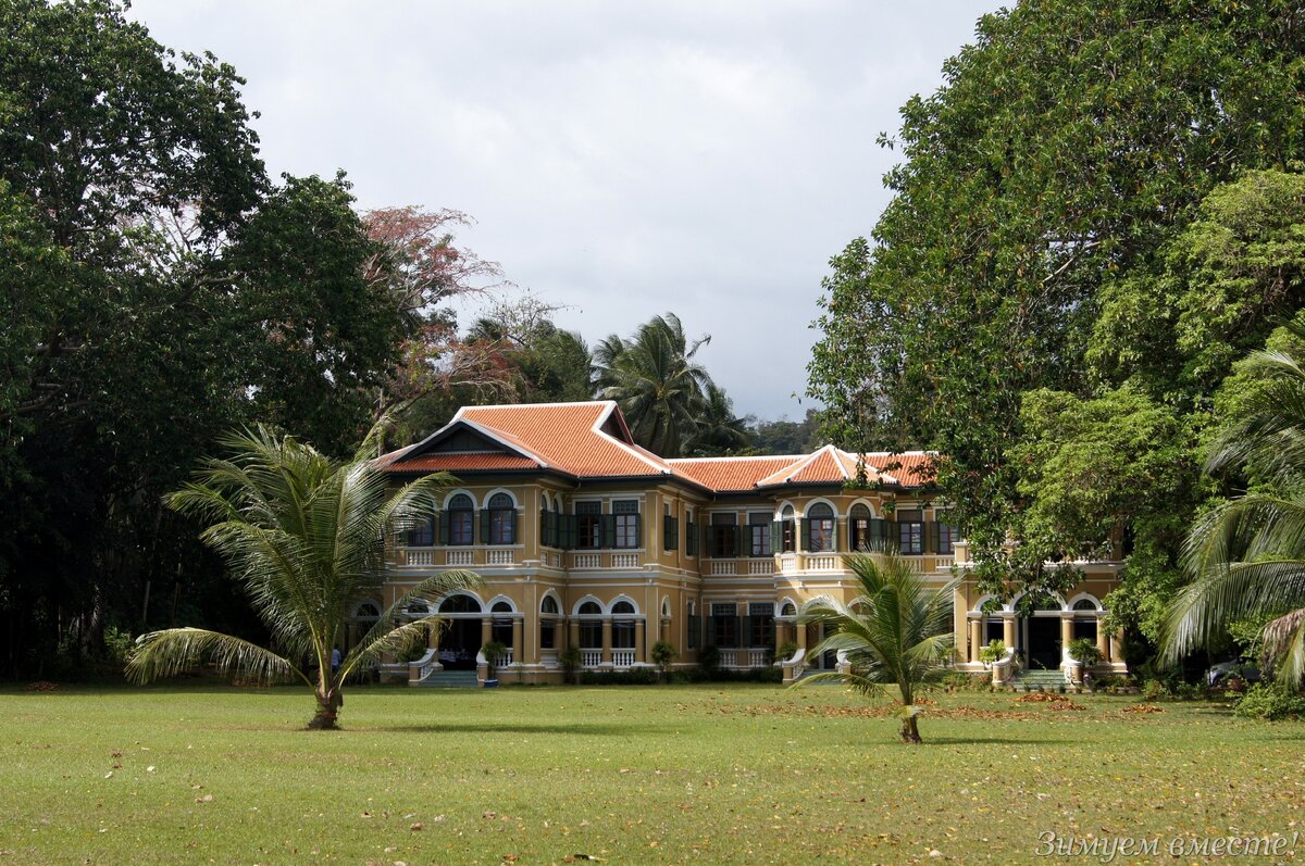 Интересно, что открыли эту сеть ресторанов в Таиланде тайско-бельгийская семья, а владелец этого ресторана их сын. Его фото дальше, листаем!