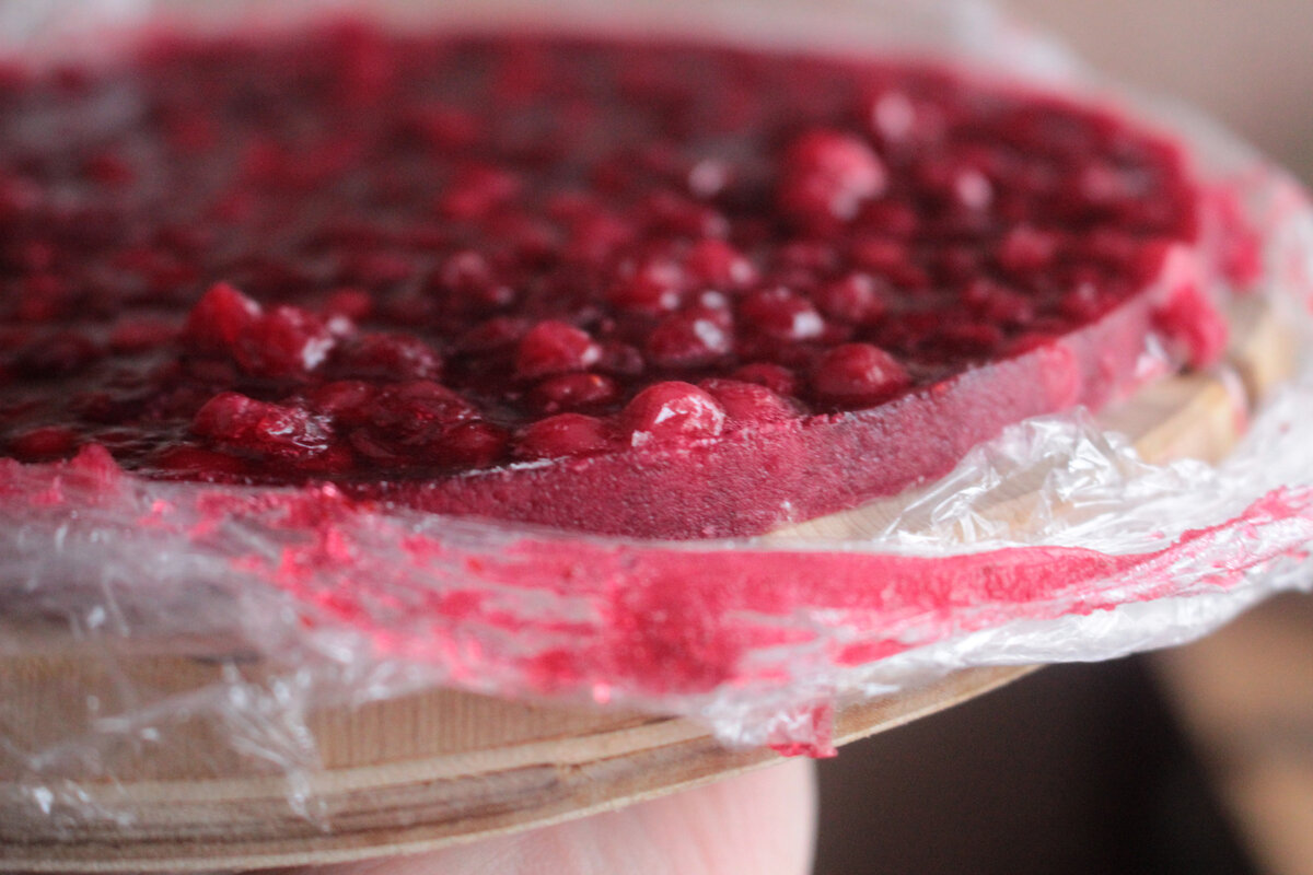 толченая брусника со сметаной. пирог с тертой брусникой. как сделать начинку из брусники. ягодная запеканка с брусникой. стоит ли промывать в бруснике рожки.