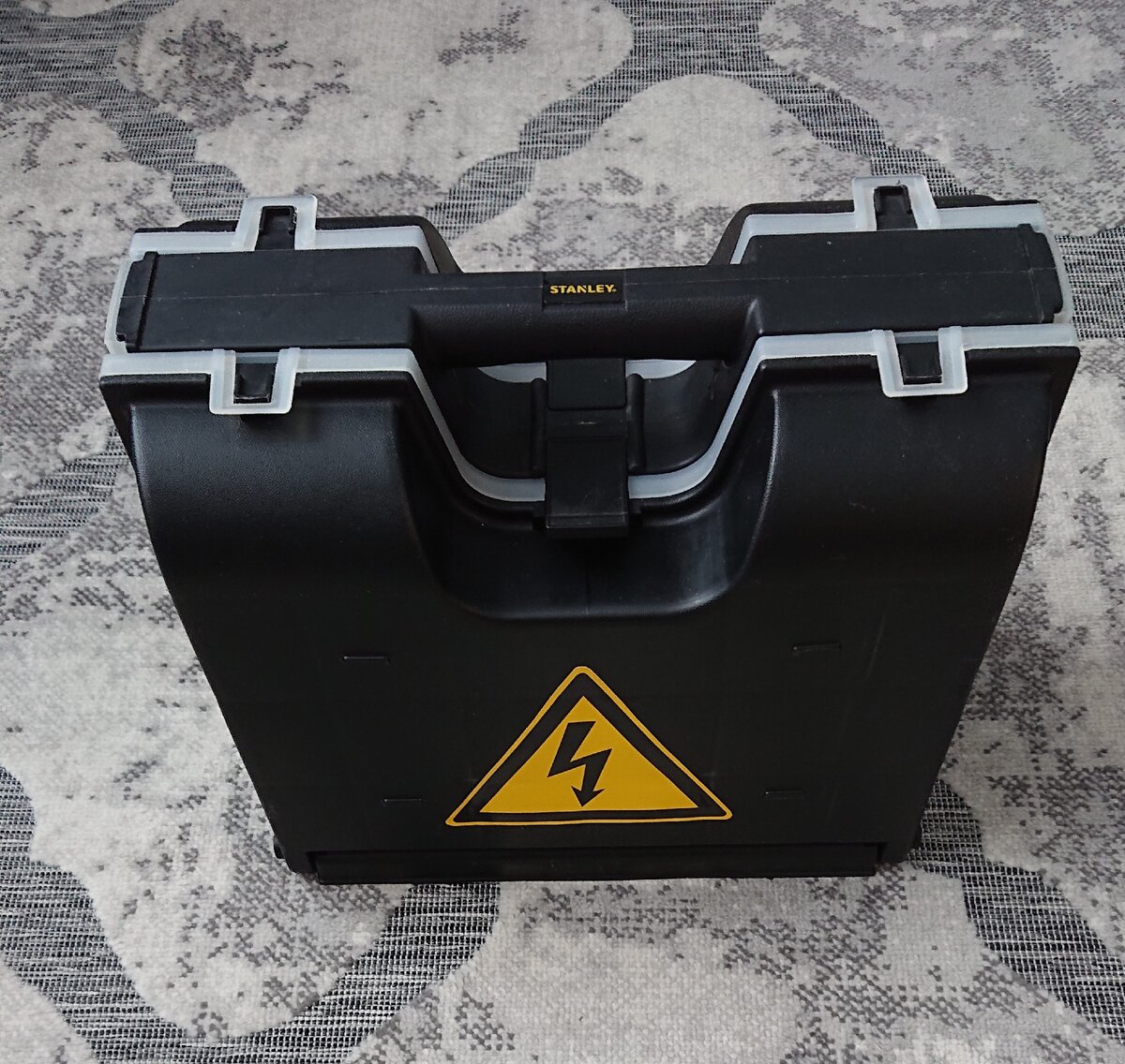 Наклейку намекающую на назначение чемоданчика приклеил позже;=)