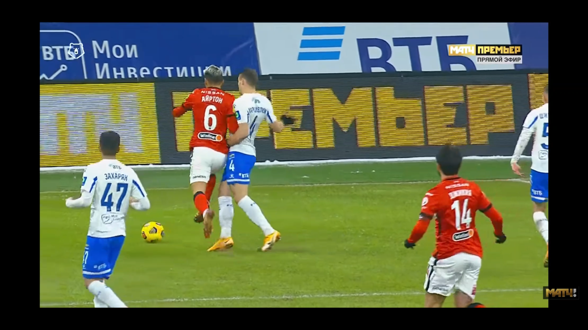 Паршивлюк незаметно подталкивает игрока Спартака