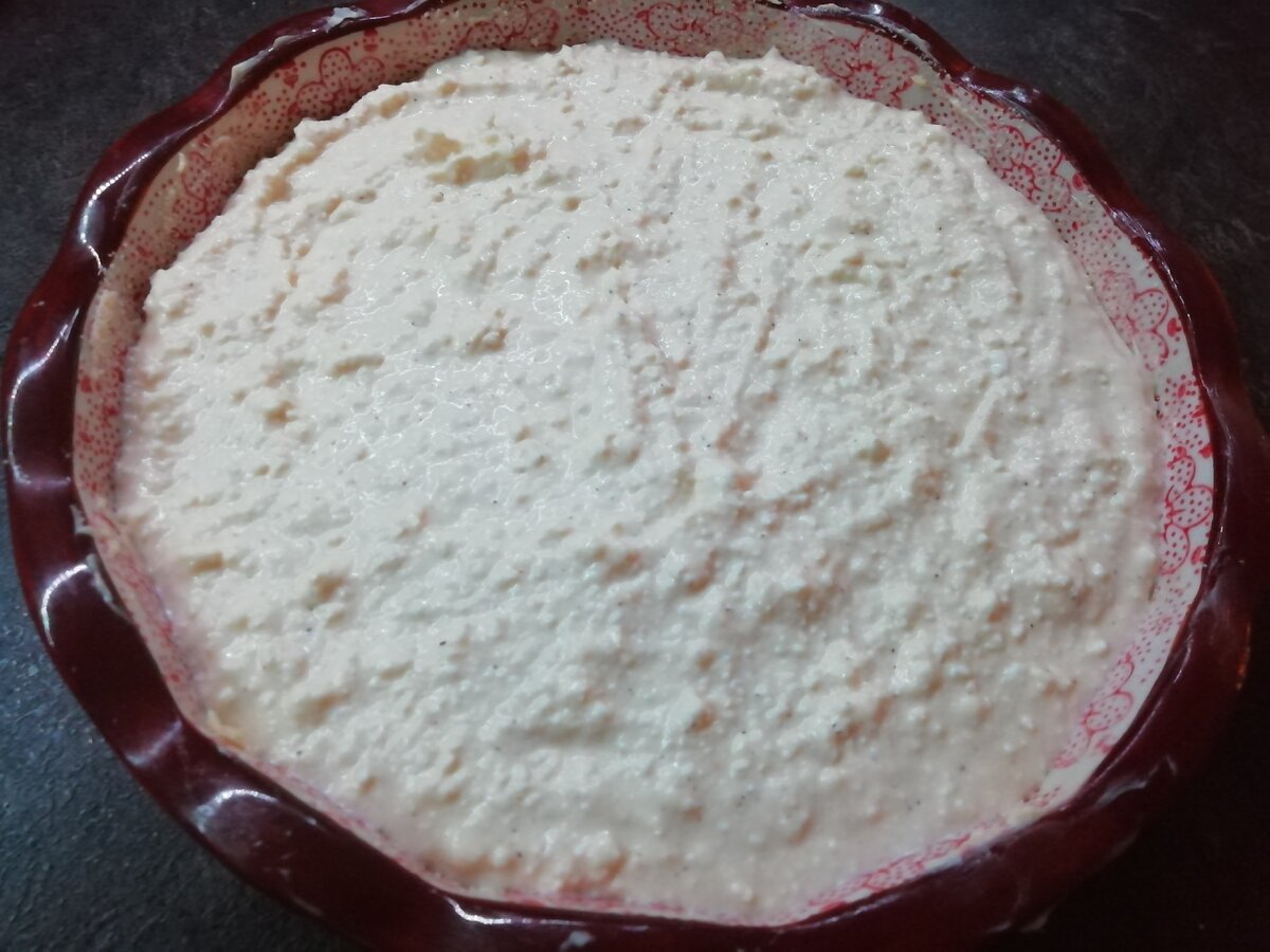 Форму смазать сливочным маслом и присыпать  манкой, выкладываем готовую твороженную массу и отправляем в разогретую до 180 градусов духовку на 40 минут.