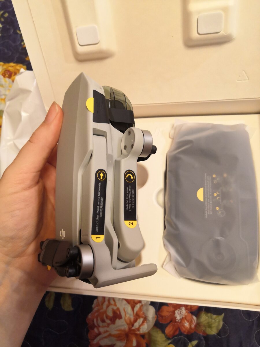 Внутри плотной коробки сам дрон и пульт от него. Фото автора.