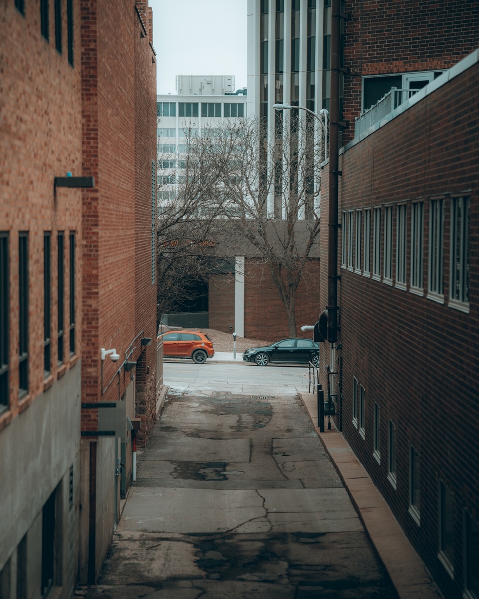 Трещины и заплатки на асфальте — частая причина одиночных ДТП. Фото Brock Wegner /Unsplash.