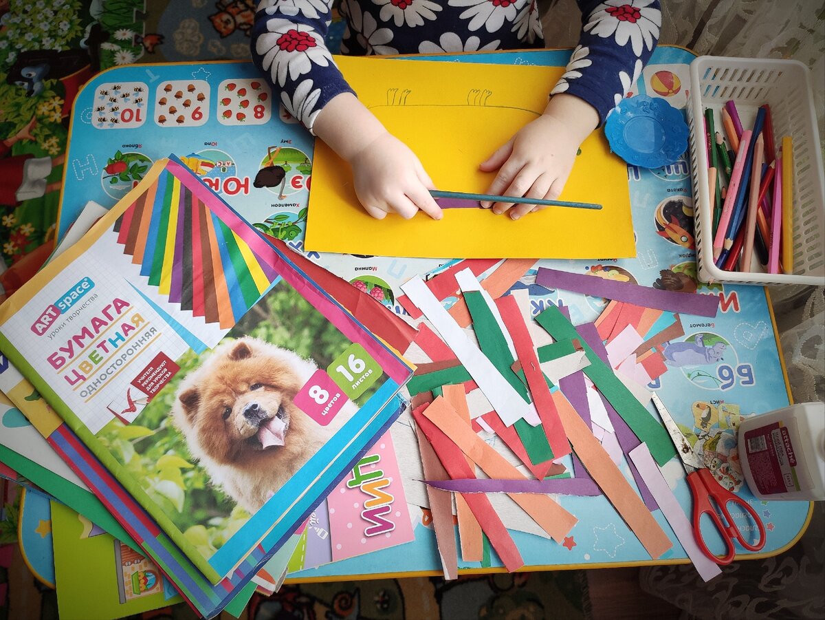 Решили сделать аппликацию из цветной бумаги