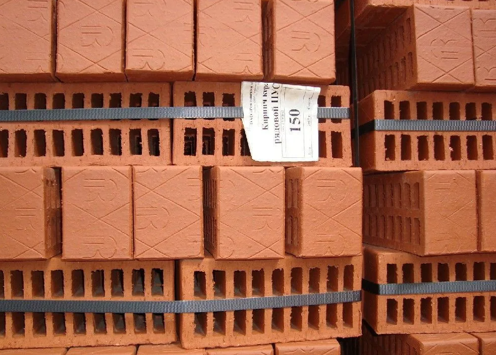 Рядовой кирпич 1,4НФ Ревдинского завода имеет неглубокую насечку и не сильно отличается по внешнему виду от лицевого. Вполне годится как вариант для бюджетной бани.