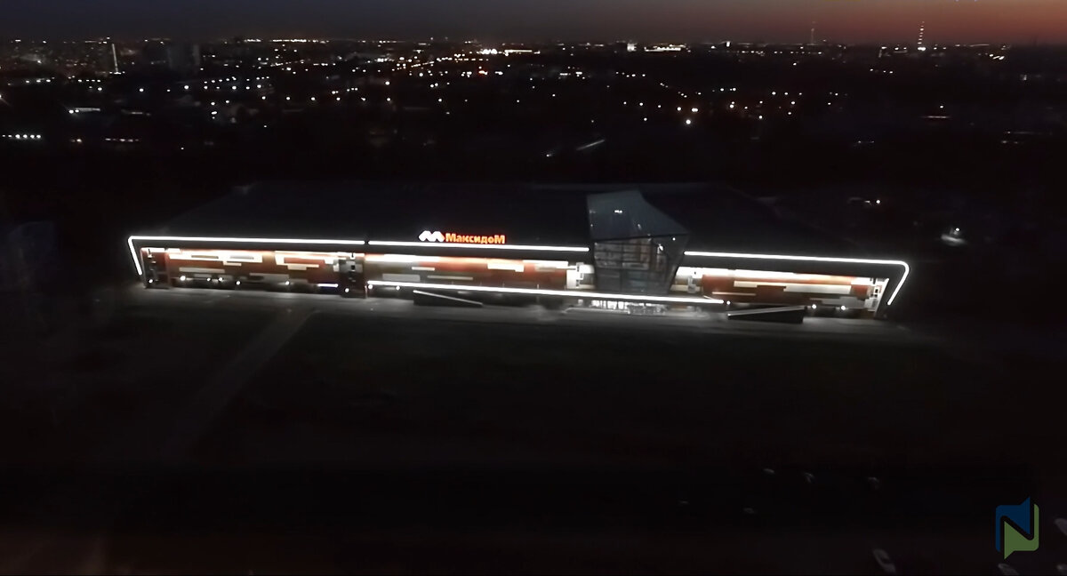 Подчеркивание контура здания линейными светильниками