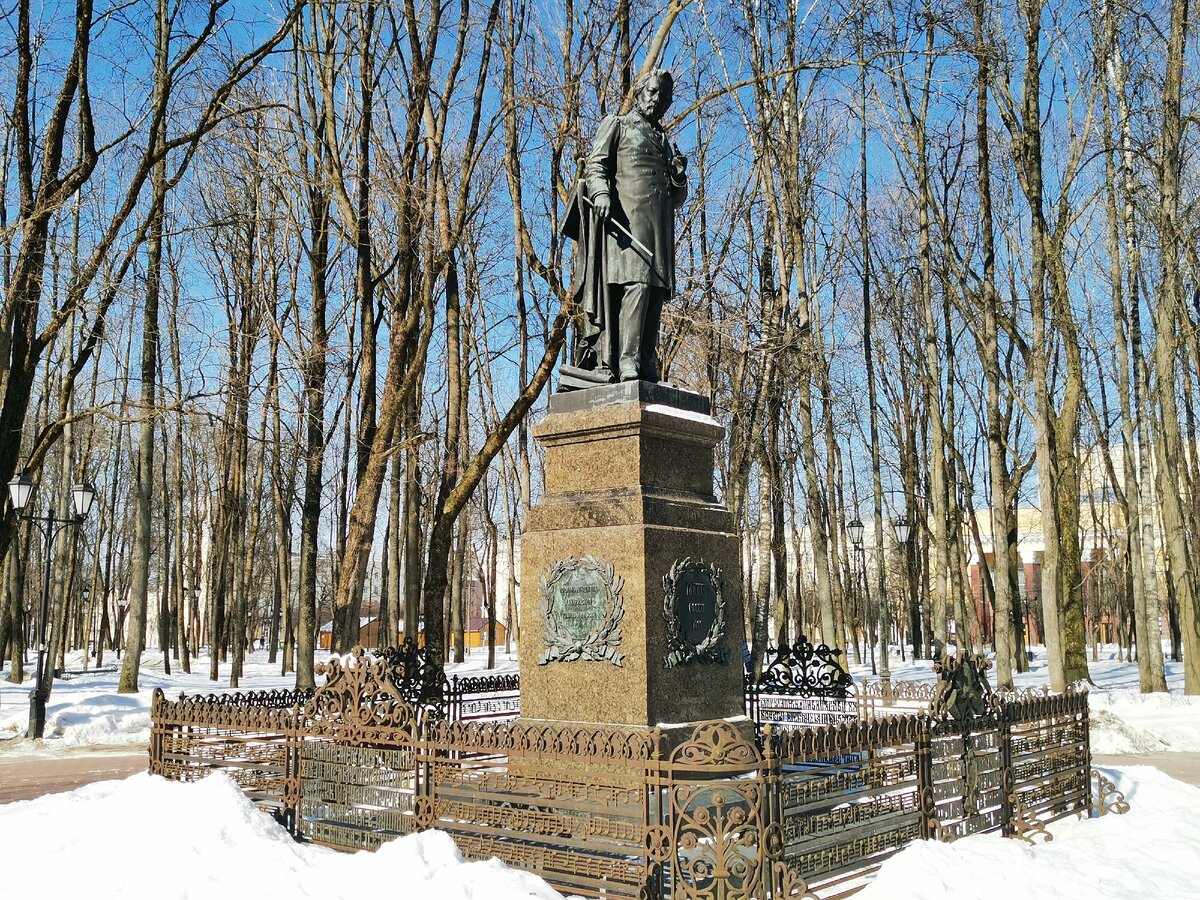Один из старейших памятников города -  композитору Михаилу Ивановичу Глинке
