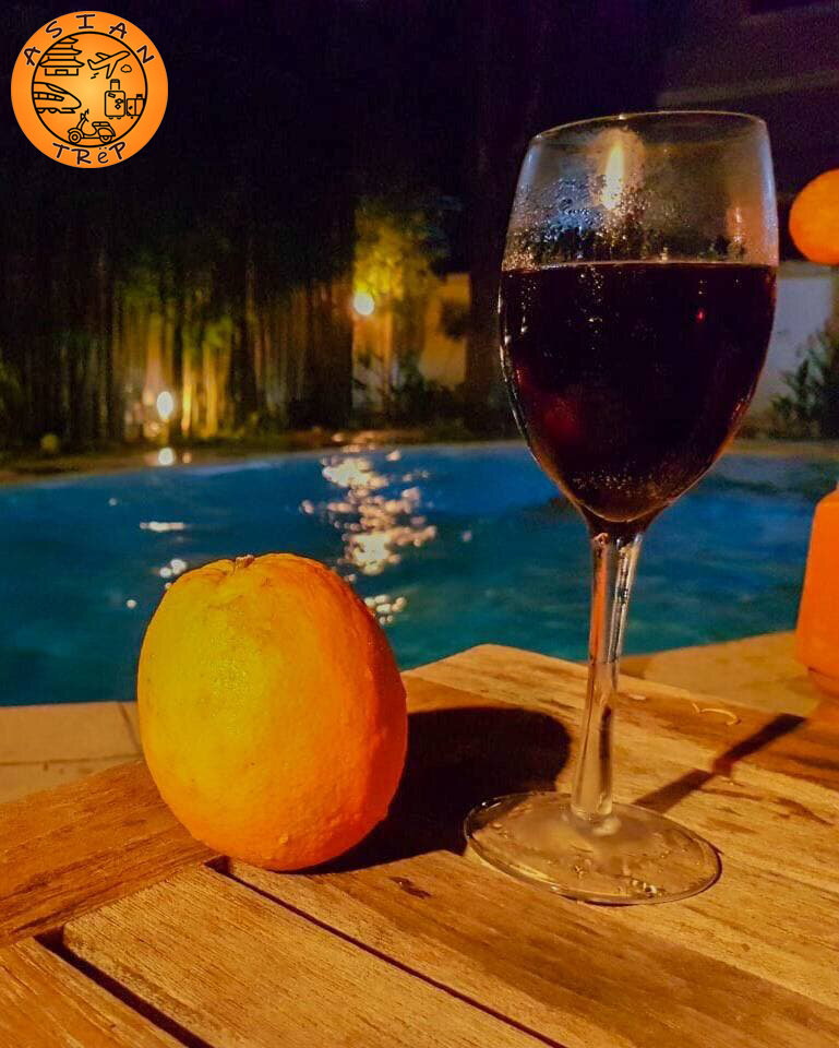 Апельсина отдыхает у бассейна