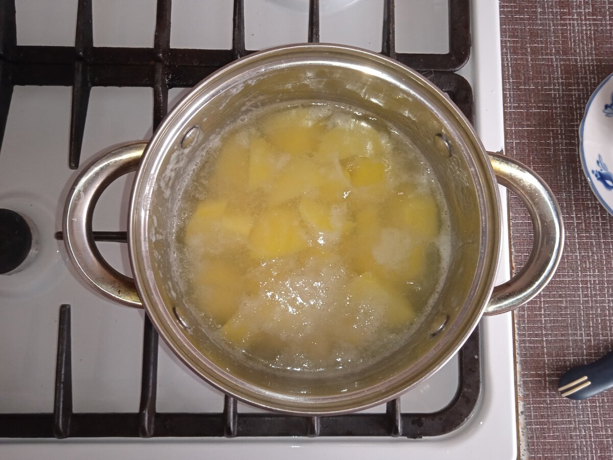 Отвариваю картофель, подсолив его.