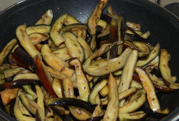 Баклажаны кусочками на сковороде с чесноком. Жарка баклажанов на сковороде с чесноком. Готовим баклажаны быстро и вкусно на сковороде. Баклажаны жаренныебрусочками. Баклажаны жареные брусочками.