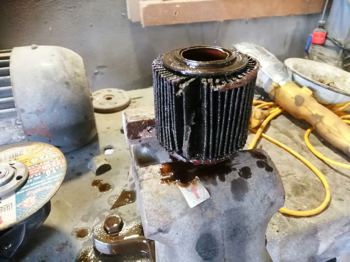 Друг доливал много масла в ДВС и поэтому не менял его и фильтр,заменили ему фильтр после 45тыс.км пробега,разрезал и сделал фото