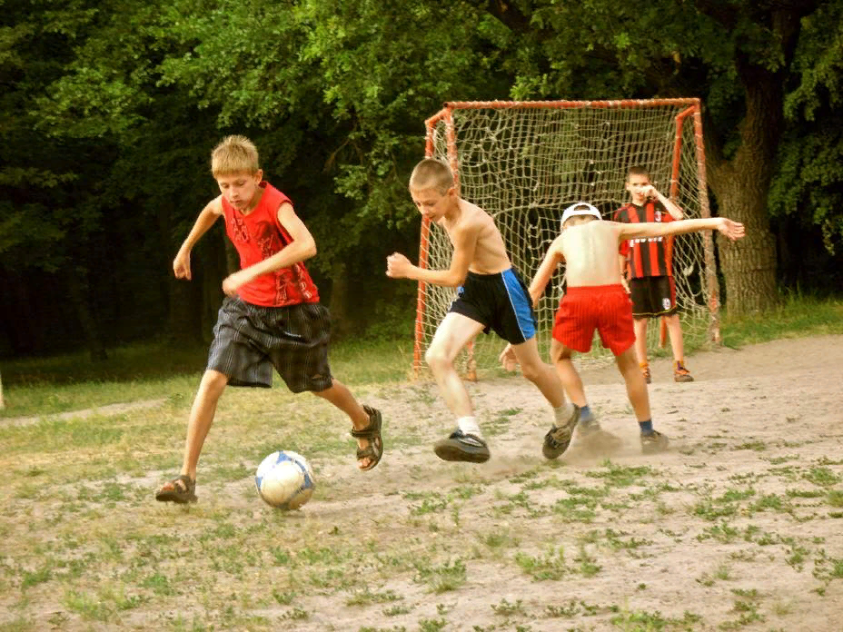 Игры в деревне летом. Детский дворовой футбол. Футбол дети двор. Детский дворовый футбол. Уличные игры.