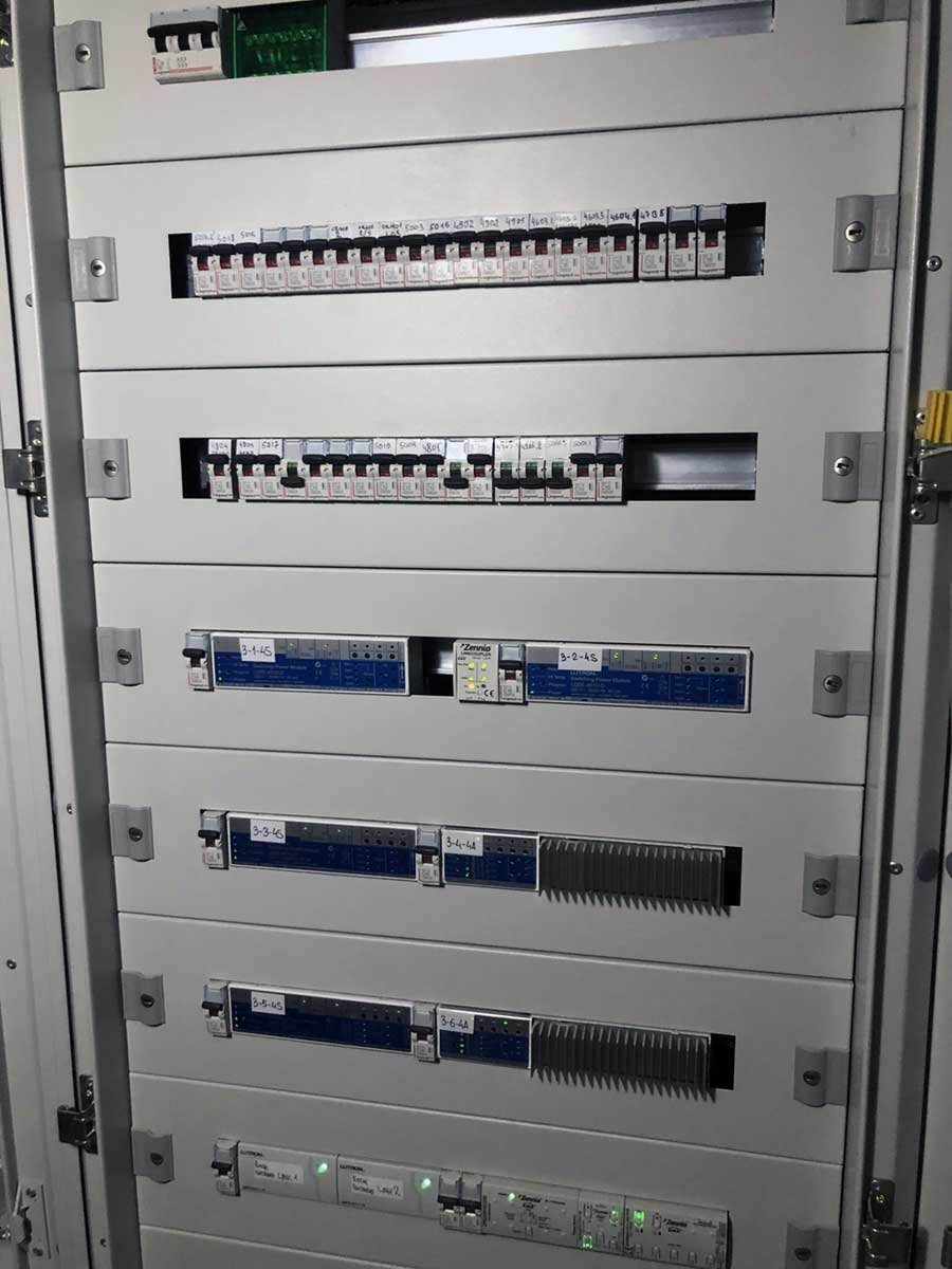 Автоматика "умного дома", расположенная в щите