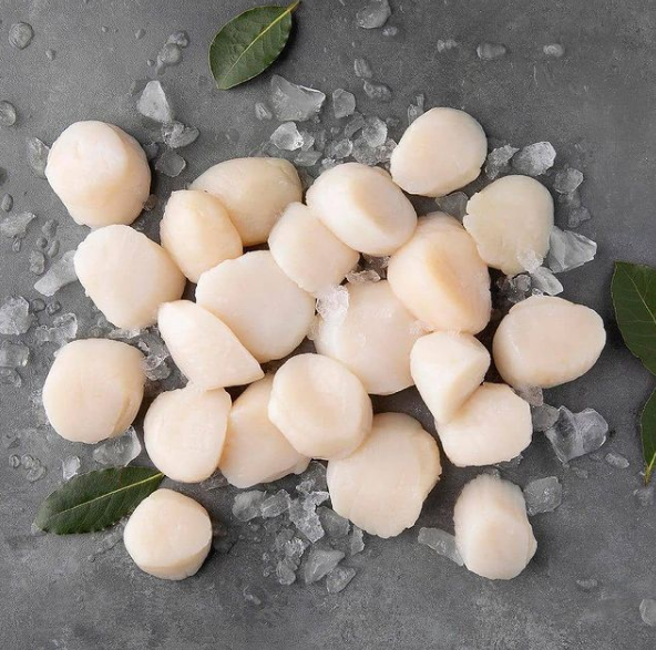 А Вы знали, что морской гребешок третий наиболее потребляемый моллюск в Мире сразу после мидий и устриц?). 
Его называют гребешком Святого Якова или гребешком пилигримов.
А ещё он символ богини Венеры.
Его плотное белое мясо имеет ореховый, слегка сладковатый, нежный вкус🤤. Гребешок удивит даже истинных гурманов. Во многих странах его считают деликатесом.

Не знаете, как удивить вторую половинку ❔ Приготовьте морской гребешок. Вкус не оставит равнодушным, а ещё он отличный афродизиак ❤️

Обязательно к сохранению!
Простой и очень вкусный рецепт👇