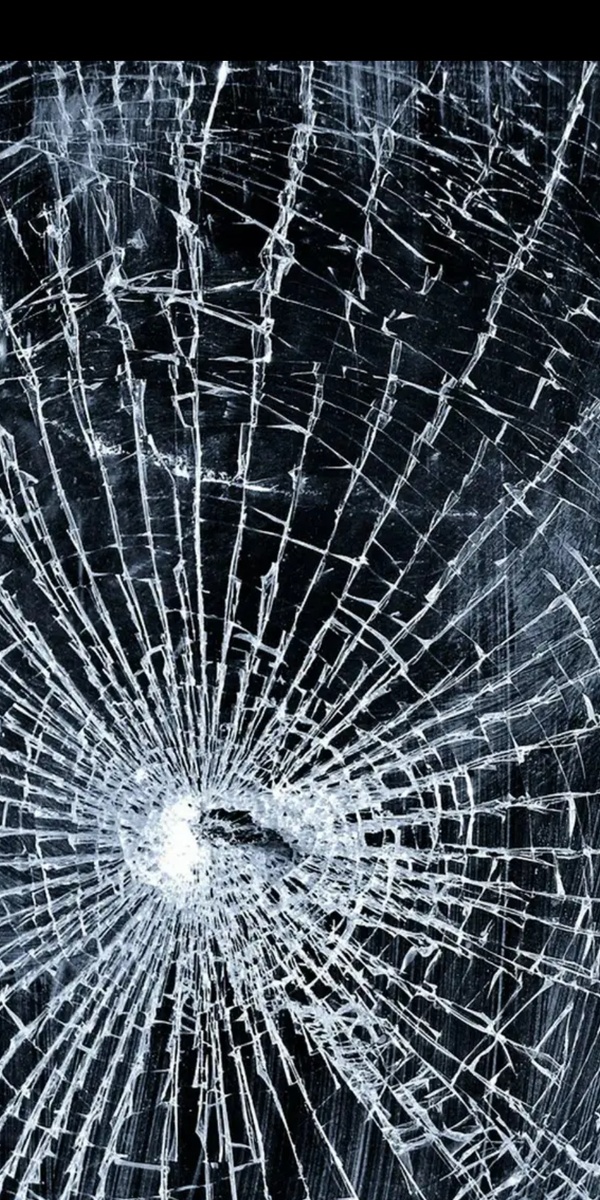 Разбитый экран смартфона, взято с сайта catherineasquithgallery.com.