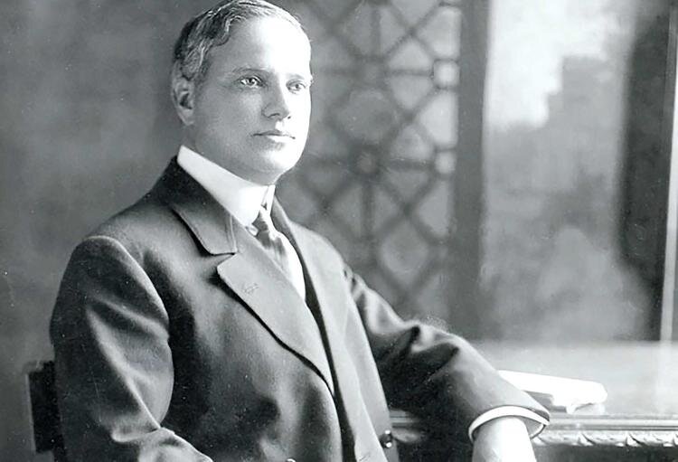 Потомственный миллионер Бенджамин Гуггенхайм пил виски в холле в ожидании смерти. 